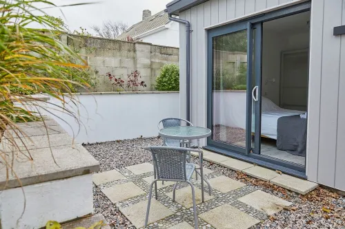 Trevone, Padstow-Modern Apartment minutes from sandy beach and SW coast path