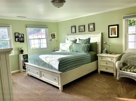 4 Bed/2 Bath family- friendly home nestled in the heart of Coronado Village. Отели рядом с достопримечательностью «Vietnam Unit Memorial Monument»