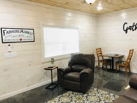 Knotty Squirrel Unit 5 King Suite with pullout sofa Отели в г. Маунтин-Вью