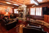 Cozy, Rustic Luxury Cabin on Round Lake, with all of the modern conveniences!