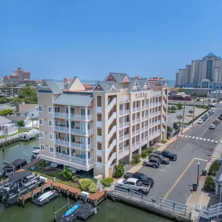 3-bedroom family-friendly condo with WiFi & swimming pool in adorable Ocean City