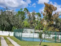 Cozy cottage at Sunseekers Resort. Pool, pets,pickleball,close to everything!