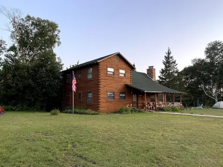 Log Home Retreat in Eagle River Отели в г. Куино Каунти
