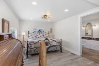 Fire pit and close access to hiking trails. Hotels near Enchanted Rock State Natural Area