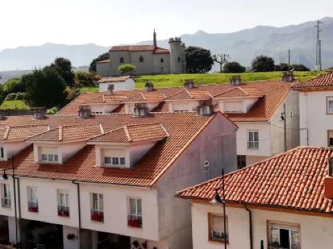 Flat halfway between the beach and Llanes downtown Hotels in 