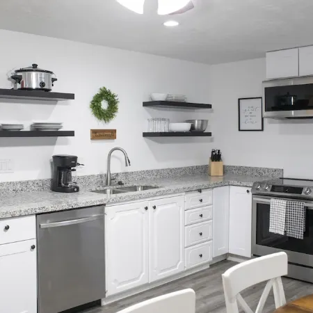 Modern 3-bedroom Guest Suite by Silicon Slopes