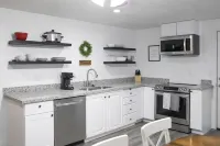 Modern 3-bedroom Guest Suite by Silicon Slopes Hotels in Eagle Mountain