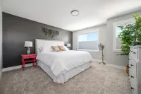 Dog-Friendly Downtown Carlton Townhouse #4, Steps to Tasting, Dining, Shops, BBQ