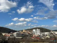 Historic High School Loft 4 min drive from Oaklawn!