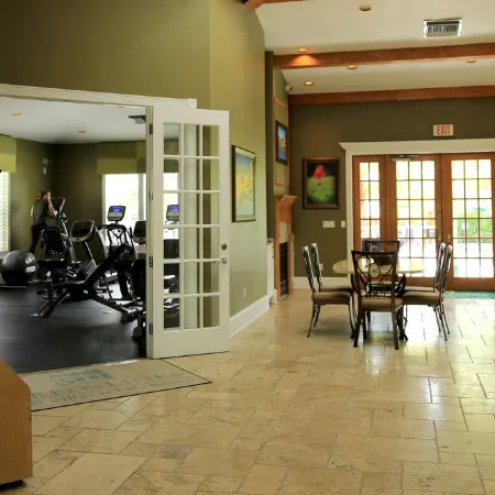 Cool Condo for Cozy Stay. Convenient Location, Pool, Gym, Golf.