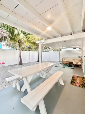 The Briny Bubble…Charming 2-bedroom cottage in Dunedin, steps to Main Street Отели рядом с достопримечательностью «Seeds»