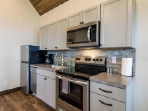 Grand Opening Pricing! 401A Cozy Cabin with views of Flathead Lake 萊克賽德酒店