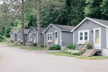 MaineStay Cottage #5 With Fireplace & Fully Stocked Kitchen in Hampden/Bangor