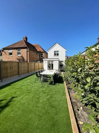 New Home near Sandbanks + Hot Tub + Sleeps 9 guests. 3 x bathrooms Отели в г. Пул