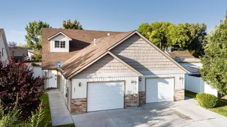 Newly Renovated Mid-Modern Townhome Central Twin Falls