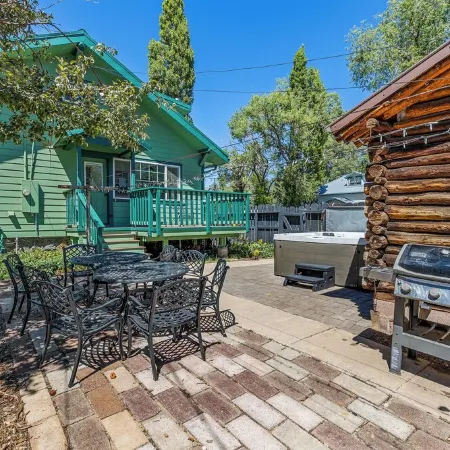 House of Mint - Down Town FLG w/  Hot Tub! Sleeps 12