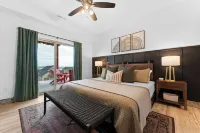 BEST LAKE VIEWS & Location. Pools, Hot Tub, Game Room!  Insta-Worthy! Sleeps 10