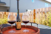 Dog-Friendly Downtown Carlton Townhouse #4, Steps to Tasting, Dining, Shops, BBQ