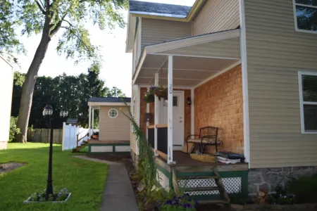 Convenient 2-bedroom apartment in Glens Falls with WiFi
