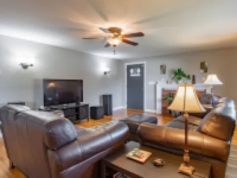 A spacious modern elegant 3 bedroom Ranch, Whole House located in South Nashua. Hotels in Nashua