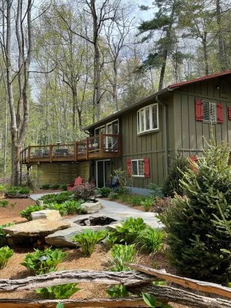 Creek side cottage with fire pit.  Walk to Cashiers. Dog friendly.