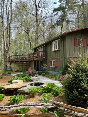 Creek side cottage with fire pit.  Walk to Cashiers. Dog friendly.