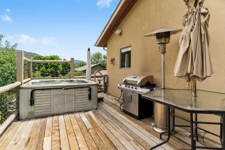 Apres’ Ski here. Location,location. Spacious,clean,well appointed home. Hot tub. Отели в г. Басолт