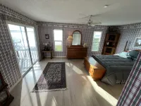 The Bays Edge Retreat Waterfront Hotels near Bealls Florida