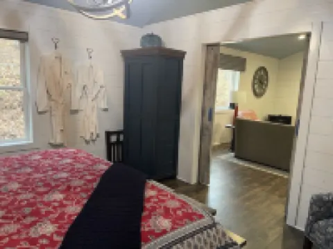 Cute cabin in our private woods, close to a bike trail, winery, and lakes