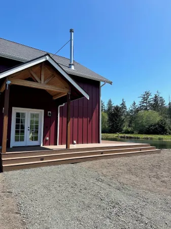 Gorgeous cabin, secluded fishing pond, swimming, paddling. Central for Daytrips!