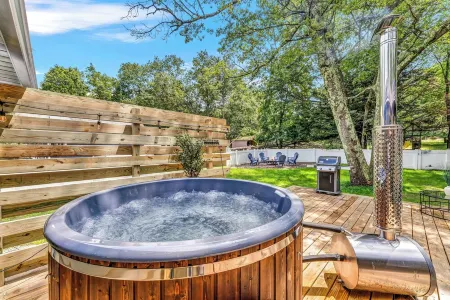 Cozy Ranch by the Lake w/Hot Tub in the Mountains