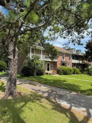 Charming 3 BR near downtown Charleston , in Desirable Mt. Pleasant