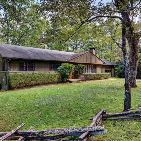 TWO BLOCKS FROM MAIN ST 5 BDRM/ 3 BA, WiFi. HD.