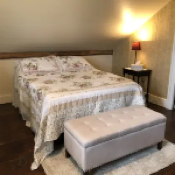 10 Minutes from Sight and Sound, Restored 1700's Home Surrounded by Farmland