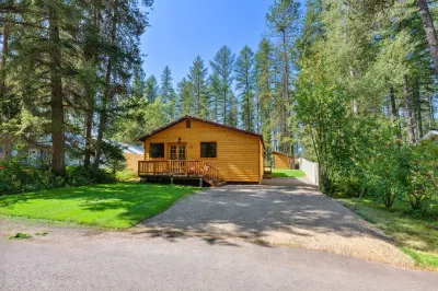 Premier Location-The Cozy West Glacier Cabin