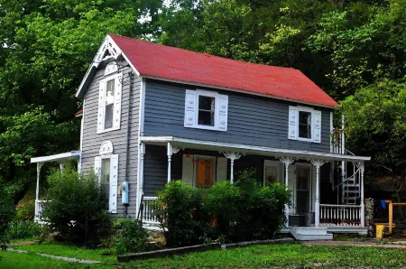 Downtown Eureka Springs Vacation Cottage