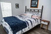 Beadle Island Bungalow - Private Beach Access Hotel dekat Dizzy Daisy Winery