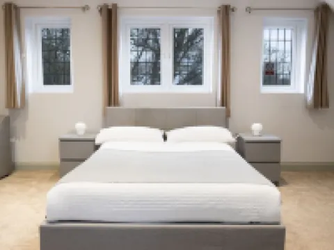 Big Loft in the Heart of Cheam Village (35 min from London City) โรงแรมในSutton