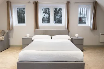 Big Loft in the Heart of Cheam Village (35 min from London City) Hotels near The Grove