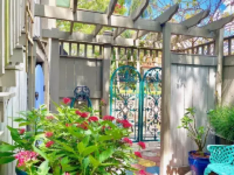Cute studio with courtyard one block from waterfront parks!