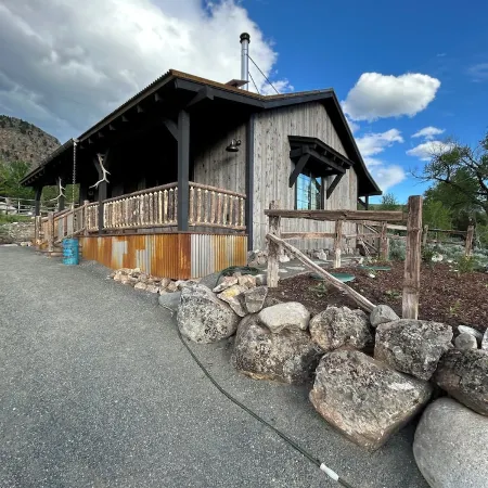 Rustic Elegant Cabin 5 Mns to Ynp ~ Open Year Round