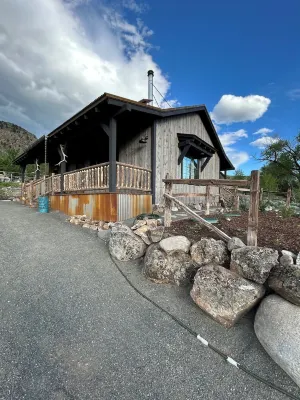 Rustic Elegant Cabin 5 Mns to Ynp ~ Open Year Round Hotels near Yellowstone Hotsprings Campground
