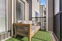 3 Bedroom Suite - Pool, FREE Parking, Gym!
