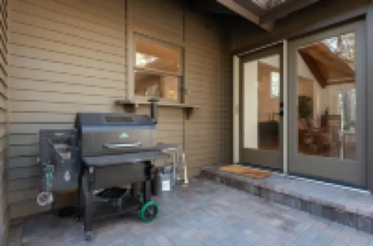 Newly Renovated Sunriver Gem! 12 SHARC passes, Bikes, Ping Pong Table, Hot Tub!