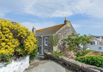 Cosy cottage near to Porthmeor Beach and the Tate South West Coast Path Walk- Lelant Station to St Ives附近的飯店