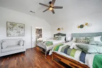 Spacious 4-bedroom house in peaceful Irving with WiFi, AC, Keyak fun