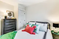 The Pine House: Unit A (near 6th Ave, UPS, UW, and Point Ruston)