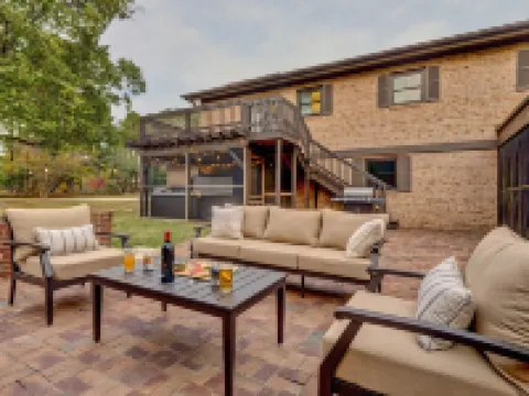 Tranquil Retreat w/ Hot Tub, Large Patio, 2 living rooms Hotel di Pinehurst