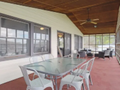 Lakefront 4Bd-2ba; Deep Water; Large Porch; 2 Night Min; Sleeps 14; Pet Friendly Hotels in Sixpound