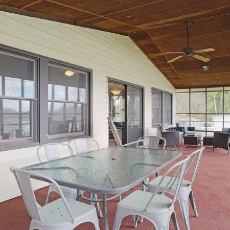 Lakefront 4Bd-2ba; Deep Water; Large Porch; 2 Night Min; Sleeps 14; Pet Friendly